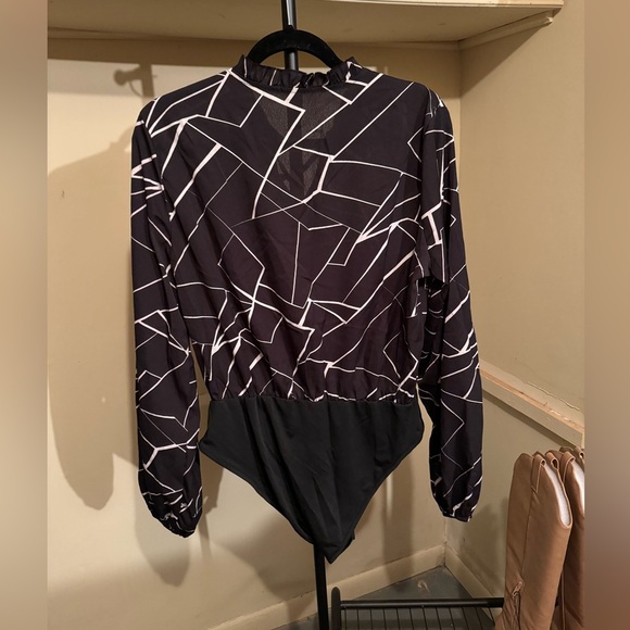 SHEIN Black and White Geometric Snap Closure Bodysuit with Neck Tie Detailing - Picture 3 of 4